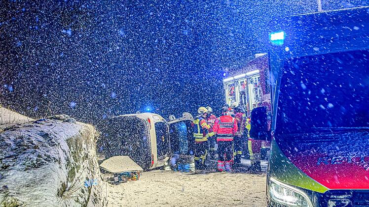 Heftiger Schneefall im Schwarzwald beeintr&auml;chtigt Stra&szlig;enverkehr