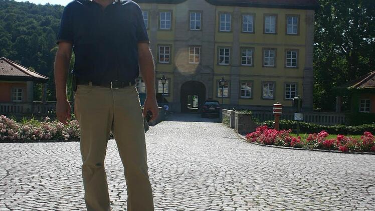 Bürgermeister Walter Ziegler vor dem Schloss Gleisenau Foto: Andreas Lösch