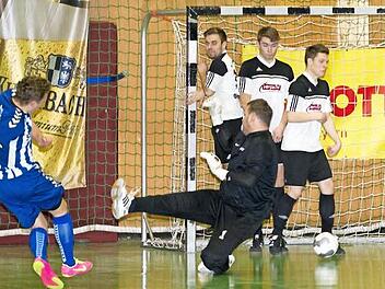 Der Selbitzer Daniel Cavelius (links) erzielt per Freistoß das 1:0 im Finale. Die Redwitzer Torhüter Christian Tremel und auf der Torlinie (von links) Stefan Dinkel, Maximilian Pfandenhauer und Markus Mex können den Rückstand nicht verhindern. Foto: Heinrich Weiß