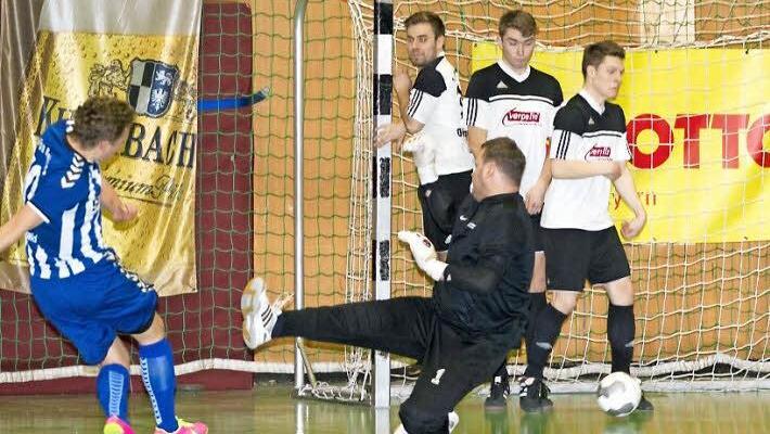 Der Selbitzer Daniel Cavelius (links) erzielt per Freistoß das 1:0 im Finale. Die Redwitzer Torhüter Christian Tremel und auf der Torlinie (von links) Stefan Dinkel, Maximilian Pfandenhauer und Markus Mex können den Rückstand nicht verhindern. Foto: Heinrich Weiß