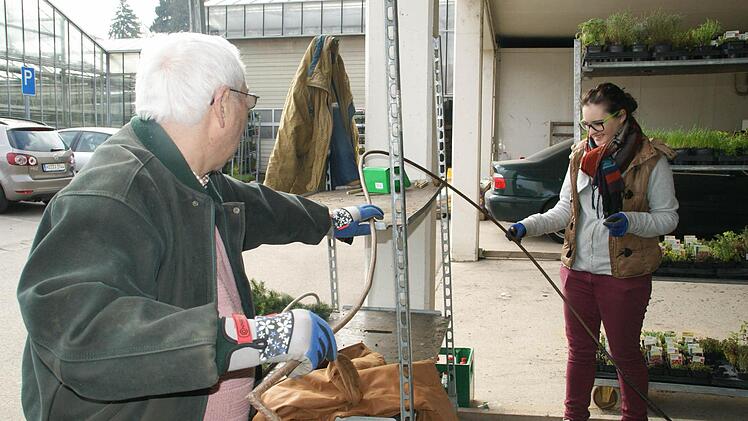 Die Jüngste beim Osterbrunnen-Binden ist Katharina Krines. Sie ist Floristin bei der Gärtnerei Nusser, ihr Chef stellte sie für diese Arbeit frei. Foto: Sabine Weinbeer