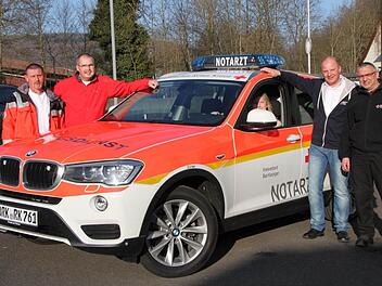 Freuen sich über ein neues Fahrzeug: Alexander Schelbert (von links), Leiter der Rettungswache Bad Brückenau, sein Stellvertreter Udo Rüttiger, Renate Moller (stellvertretende Geschäftsleiterin des Zweckverbands für Rettungsdienst und Feuerwehralarmierung Schweinfurt), Manuel Vorndran vom Fuhrpark-Management und Rudolf Baier, Abteilungsleiter Einsatzdienste und Leiter Rettungsdienst. Foto: Ulrike Müller