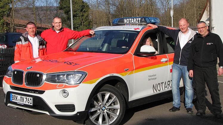 Freuen sich über ein neues Fahrzeug: Alexander Schelbert (von links), Leiter der Rettungswache Bad Brückenau, sein Stellvertreter Udo Rüttiger, Renate Moller (stellvertretende Geschäftsleiterin des Zweckverbands für Rettungsdienst und Feuerwehralarmierung Schweinfurt), Manuel Vorndran vom Fuhrpark-Management und Rudolf Baier, Abteilungsleiter Einsatzdienste und Leiter Rettungsdienst. Foto: Ulrike Müller