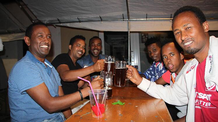 Solomon Kebede (links) lebt schon seit etwa zehn Jahren in Bad Brückenau. Er hat ein paar Flüchtlinge aus der Gemeinschaftsunterkunft in Volkers zum Stadtfest eingeladen. Foto: Ulrike Müller