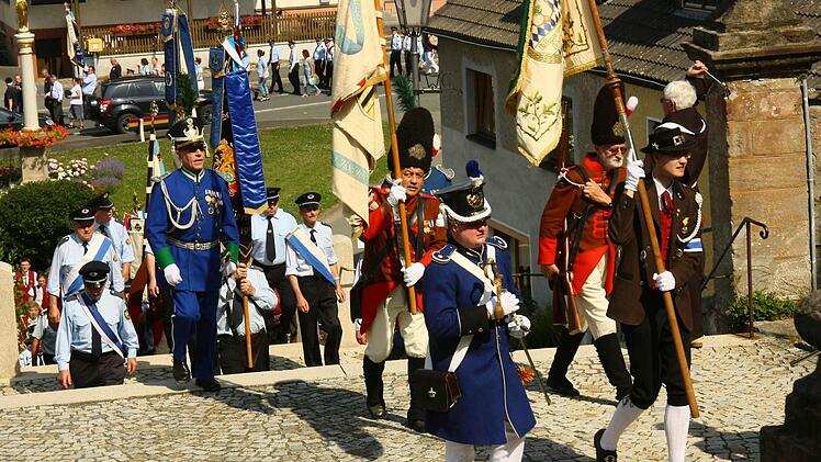 Auch historische Uniformen waren bei der Landesfriedenswallfahrt zu sehen. Foto: Klaus Klaschka