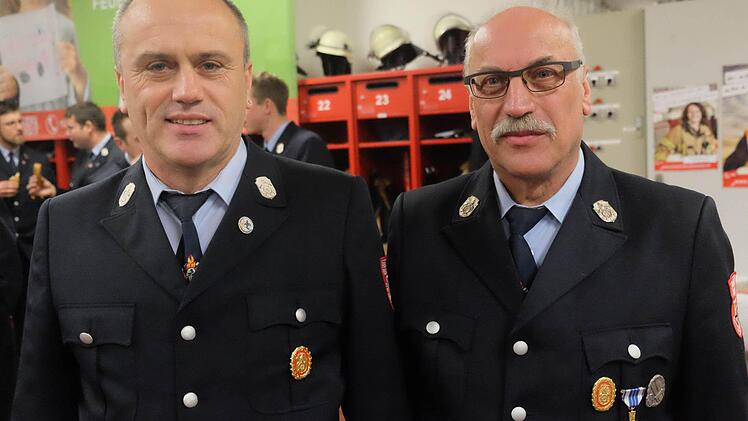 Ihren Abschied aus dem aktiven Dienst nahmen jetzt die langjährigen ehemaligen Kommandanten Manfred Brönner (Pfaffenhausen) und Herbert Beck (Dittlofsroda). Fotos: Gerd Schaar