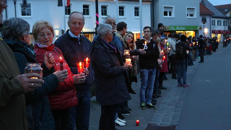 Lichterkette in Adelsdorf gegen Krieg und Gewalt. Foto: Barbara Herbst