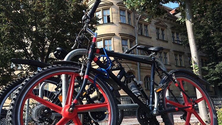 Die meisten von 79 Fahrradabstellanlagen in Bamberg, hier am Wilhelmsplatz, sind gut belegt. Nicht in jedem Fall handelt es sich aber um fahrbereite Räder.  Foto: MW