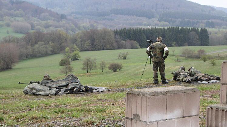 Scharfschützen üben auf dem Truppenübungsplatz Wildflecken. Foto: Ulrike Müller