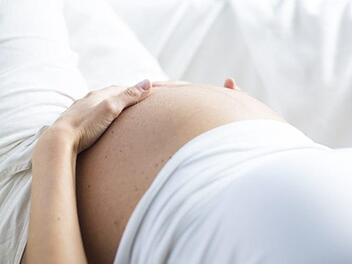 Schwangere können ihre Kinder auch weiterhin in der Kronacher Klinik zur Welt bringen. Symbolfoto: Uli Deck/dpa