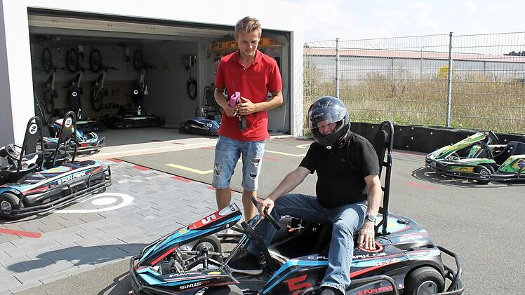 Das Aussteigen aus dem Kart ist für Senioren nicht unbedingt einfach.