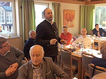 Beim Jahresauftakt der Kreistagsfraktion der Freien Wähler berichteten vier Kreisräte (hier der Ebersdorfer Bürgermeister Bernd Reisenweber) und Fraktionsvorsitzender Christian Gunsenheimer über die Schwerpunkte, die die Freien Wähler in den drängendsten Themenfeldern Gesundheit und Pflege, Wohnen und Haushalt setzen wollen.  Foto: Bettina Knauth