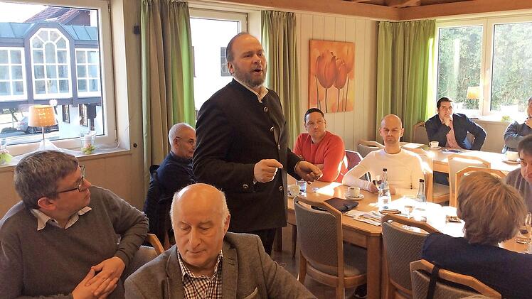 Beim Jahresauftakt der Kreistagsfraktion der Freien Wähler berichteten vier Kreisräte (hier der Ebersdorfer Bürgermeister Bernd Reisenweber) und Fraktionsvorsitzender Christian Gunsenheimer über die Schwerpunkte, die die Freien Wähler in den drängendsten Themenfeldern Gesundheit und Pflege, Wohnen und Haushalt setzen wollen.  Foto: Bettina Knauth
