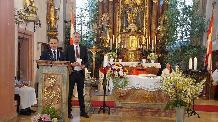 Auch die Bürgermeister von Burgebrach und Schönbrunn, Johannes Maciejonczyk (links) und Dirk Friesen, gratulierten zum Jubiläum.Joseph Beck