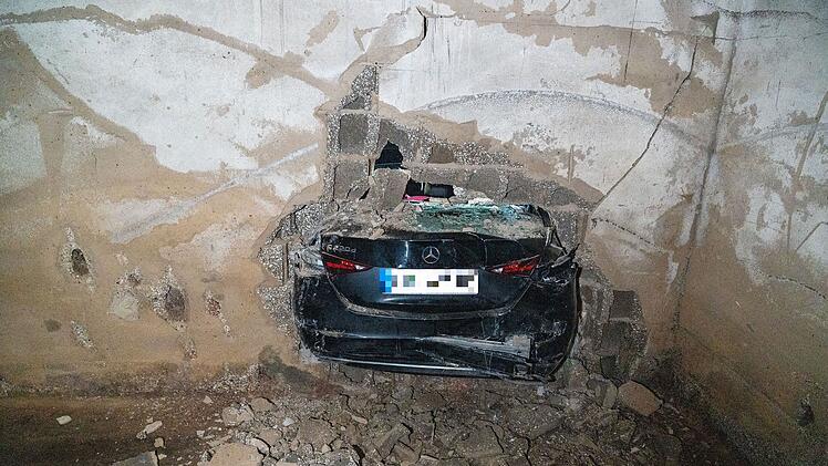 Unfall beim Ausparken: Auto durchbricht Gebäudewand