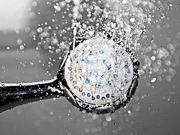 Die richtigen Duschköpfe helfen Wasser und Geld sparen.