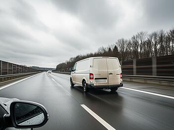 Unfall auf A3 im Kreis Aschaffenburg: Kleintransporter kracht gegen Lastwagen