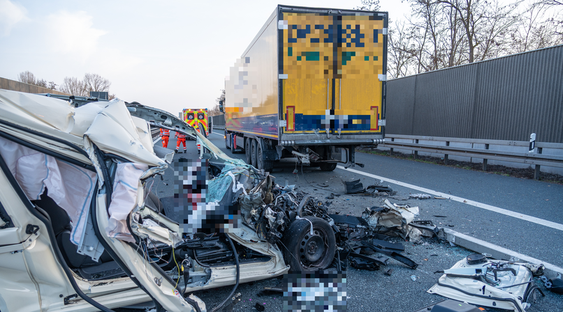 Auf der A73 zwischen den Anschlussstellen Forchheim-Nord und -S&uuml;d kam es am Montagnachmittag (09.03.2026) zu einem t&ouml;dlichen Verkehrsunfall.