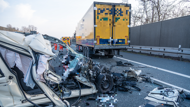 Auf der A73 zwischen den Anschlussstellen Forchheim-Nord und -S&uuml;d kam es am Montagnachmittag (09.03.2026) zu einem t&ouml;dlichen Verkehrsunfall.