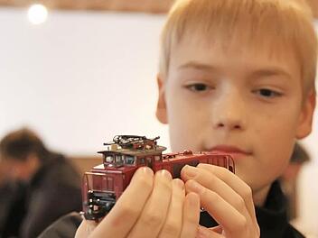 Moritz Hüfner mustert eine Lok. Fotos: Gerd Schaar