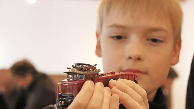 Moritz Hüfner mustert eine Lok. Fotos: Gerd Schaar