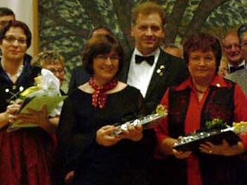 Verdiente aktive und langjährige passive Mitglieder wurden bei einem Liederabend des Gesangvereins "Harmonia Arnshausen" geehrt. Foto: kam