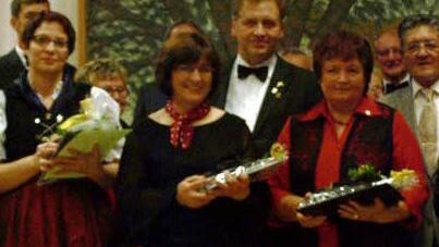 Verdiente aktive und langjährige passive Mitglieder wurden bei einem Liederabend des Gesangvereins "Harmonia Arnshausen" geehrt. Foto: kam