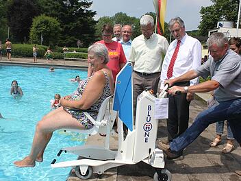 Angelika Färber hat sich bereits eingehend mit der Technik des Lifts befasst. Mit im Bild von links: Pamella Schinner (DLRG), Klaus Methfessel (stellvertretender Sparkassen-Geschäftsleiter Ludwigsstadt), Ludwig Heyder (Sparkasse AD), Klaus Scherr (Vorstandsvorsitzender der Sparkasse Kulmbach-Kronach) und Gerhard Ausfelder (Hondi Move).  Foto: vs
