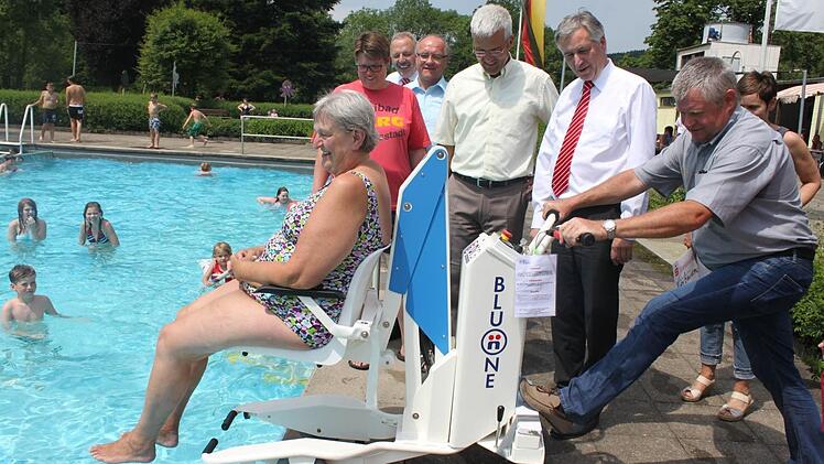Angelika Färber hat sich bereits eingehend mit der Technik des Lifts befasst. Mit im Bild von links: Pamella Schinner (DLRG), Klaus Methfessel (stellvertretender Sparkassen-Geschäftsleiter Ludwigsstadt), Ludwig Heyder (Sparkasse AD), Klaus Scherr (Vorstandsvorsitzender der Sparkasse Kulmbach-Kronach) und Gerhard Ausfelder (Hondi Move).  Foto: vs