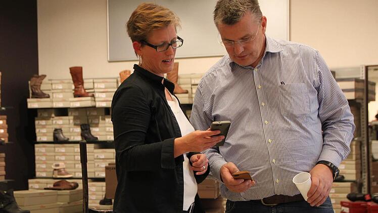 Planen die Eröffnung: Daniela Schuster von der Pächterfamilie Kohlhoff und Burkard Sprecher, Gebietsleiter von Quickschuh.