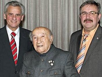 Hermann Schultheis (Mitte) wurde gestern 100 Jahre. Es gratulierten Landrat Marr (li.) und 2. Bürgermeister Jürgen Kern.  Foto: Herbert Fischer