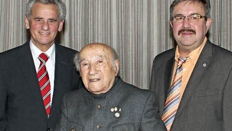 Hermann Schultheis (Mitte) wurde gestern 100 Jahre. Es gratulierten Landrat Marr (li.) und 2. Bürgermeister Jürgen Kern.  Foto: Herbert Fischer