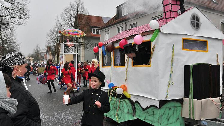 Als "verrückte Schlotfeger" waren einige Kinder mit einem schönen Haus beim Faschingszug in Wonfurt dabei.