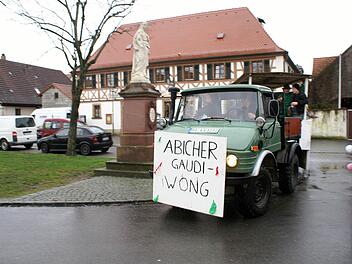 Der Abicher Gaudiwong kriegt die Kurve auf regennasser Fahrbahn. Fotos: Renate Neubecker