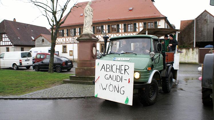 Der Abicher Gaudiwong kriegt die Kurve auf regennasser Fahrbahn. Fotos: Renate Neubecker