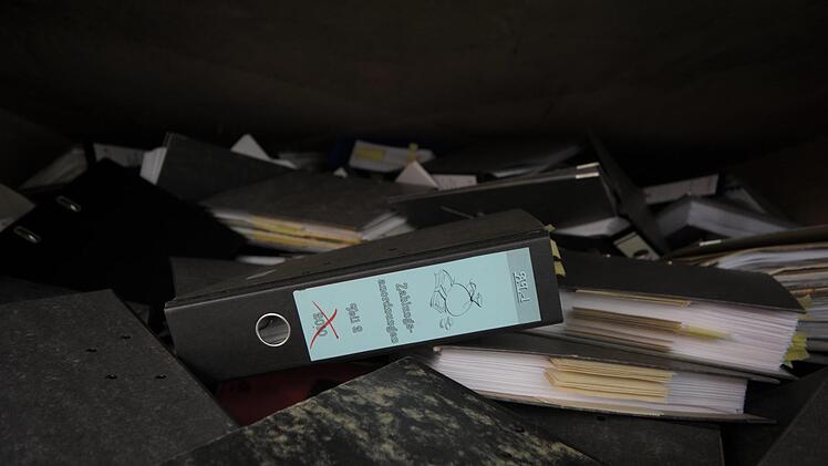 Zahlungsanordnungen steht auf einem der am Freitag auf der Straße zugänglichen Ordner. Foto: Siegfried Farkas