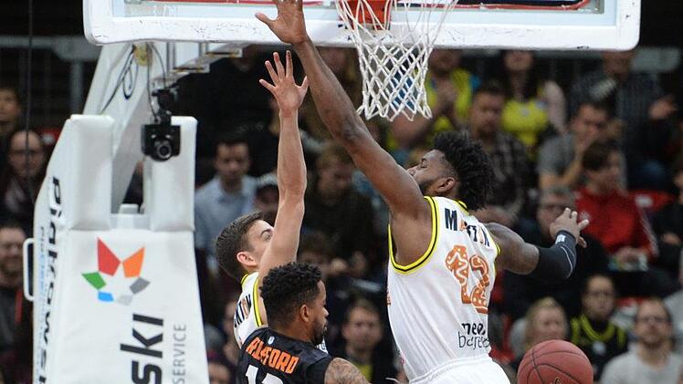 David Stockton und Hassan Martin blocken den Weißenfelser Trevor Releford., Foto: Peter Mularczyk