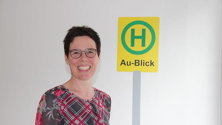 Monika Fella vor dem gemalten Halteschild im Eingangsbereich. Foto: Ralf Ruppert