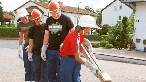 Die Jugendgruppe der Feuerwehr Uetzing hatte keine Probleme beim Balkenwettlauf.