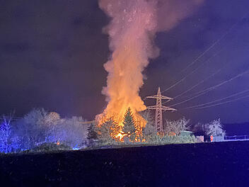In Oberbaimbach in Schwabach ist eine Scheune in Brand geraten. Auch ein angrenzendes Wohnhaus ist vom Feuer betroffen.