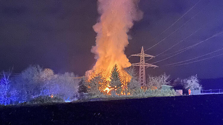 In Oberbaimbach in Schwabach ist eine Scheune in Brand geraten. Auch ein angrenzendes Wohnhaus ist vom Feuer betroffen.