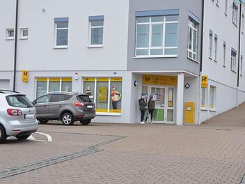 Bei der Postfiliale am Arnoldplatz standen am Montag die Kunden vor verschlossenen Türen.