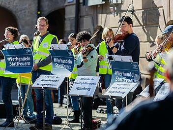 Am vergangenen Wochenende machten die Musiker der Staatsbad Philharmonie Bad Kissingen auf ihre Lage bei einem Flashmob aufmerksam. Vor Ort waren Mitglieder verschiedener Ensembles. Nun äußert sich Bad Kissingens OB. Foto: Silvia Gralla