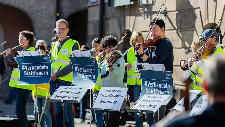 Am vergangenen Wochenende machten die Musiker der Staatsbad Philharmonie Bad Kissingen auf ihre Lage bei einem Flashmob aufmerksam. Vor Ort waren Mitglieder verschiedener Ensembles. Nun äußert sich Bad Kissingens OB. Foto: Silvia Gralla