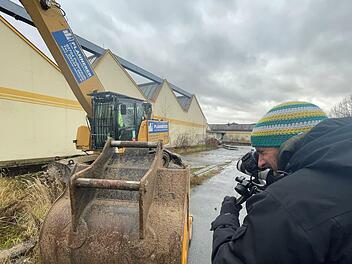 Kameramann Marc Francke filmt für das ZDF-Magazin "plan b" auf dem Mainleuser Spinnerei-Gelände.  Foto: Jürgen Gärtner