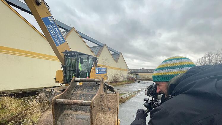 Kameramann Marc Francke filmt für das ZDF-Magazin "plan b" auf dem Mainleuser Spinnerei-Gelände.  Foto: Jürgen Gärtner