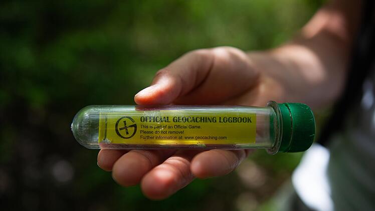 Hat man einen Geocache gefunden, trägt man sich meist in ein Logbuch ein.