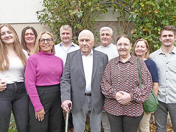 Der Jubilar Gottfried Herrmann freute sich über den Besuch von Stadträtin Martina Hebendanz und Vizelandrätin Barbara Poneleit (links beziehungsweise rechts von ihm) sowie der ganzen Familie mit den Söhnen Georg und Bernhard, Schwiegertöchtern und...