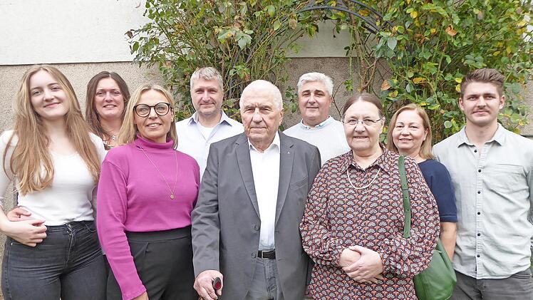 Der Jubilar Gottfried Herrmann freute sich über den Besuch von Stadträtin Martina Hebendanz und Vizelandrätin Barbara Poneleit (links beziehungsweise rechts von ihm) sowie der ganzen Familie mit den Söhnen Georg und Bernhard, Schwiegertöchtern und...