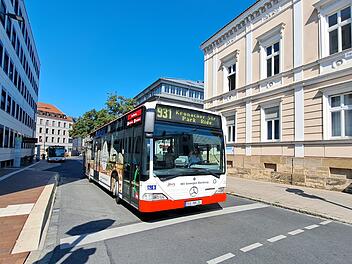 Ein Bus der Stadtwerke Bamberg verl&auml;sst den Zentralen Omnibusbahnhof in Bamberg